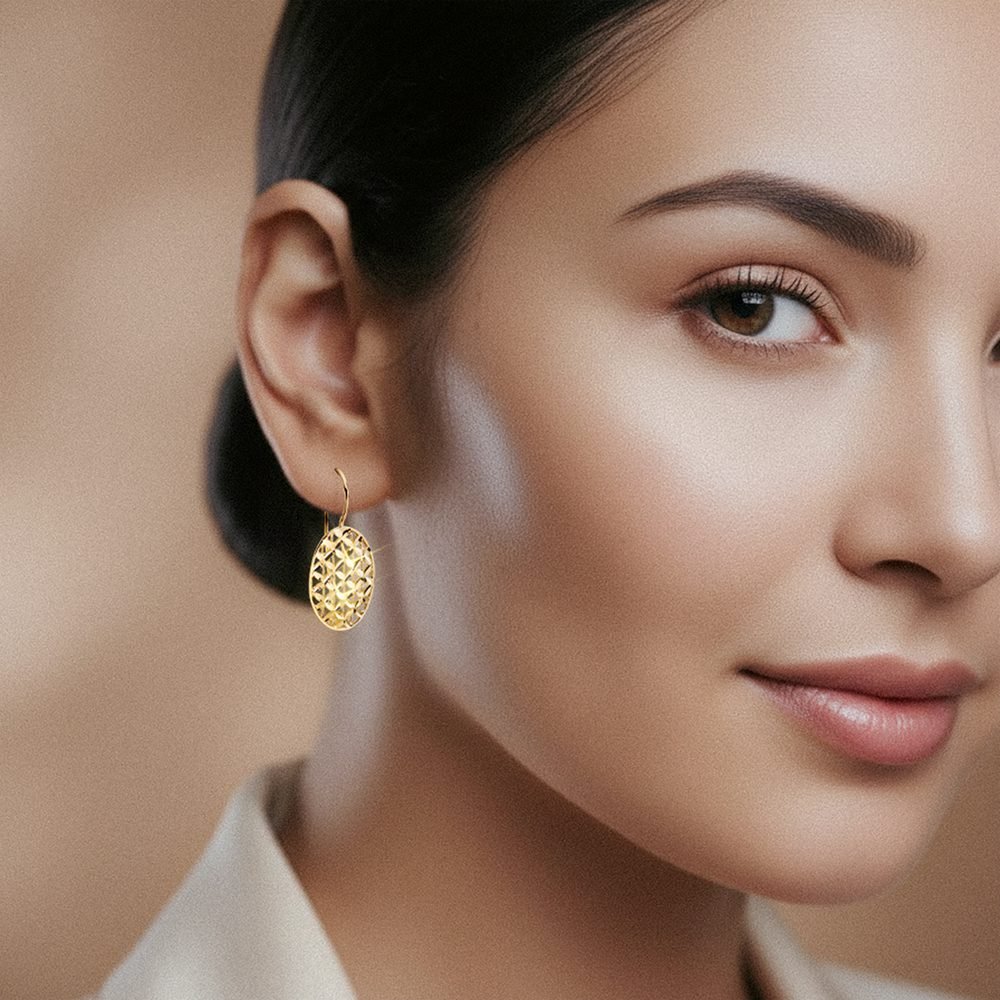 złoty kolczyk na uchu modelki